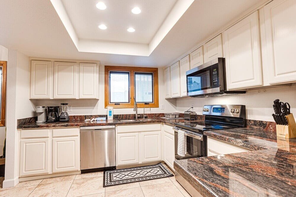 Sunset Ridge House | This house is a 4 bedroom(s), 2 bathrooms, located in Scottsdale, AZ.