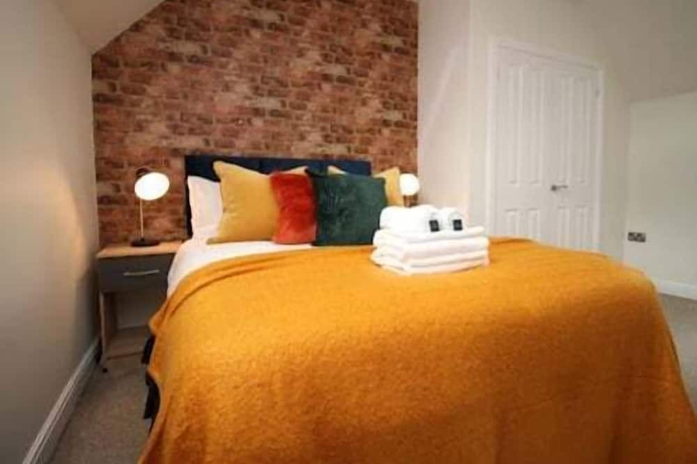 Llantarnam House | Free Parking | Bedrooms | Comfortable gatherings