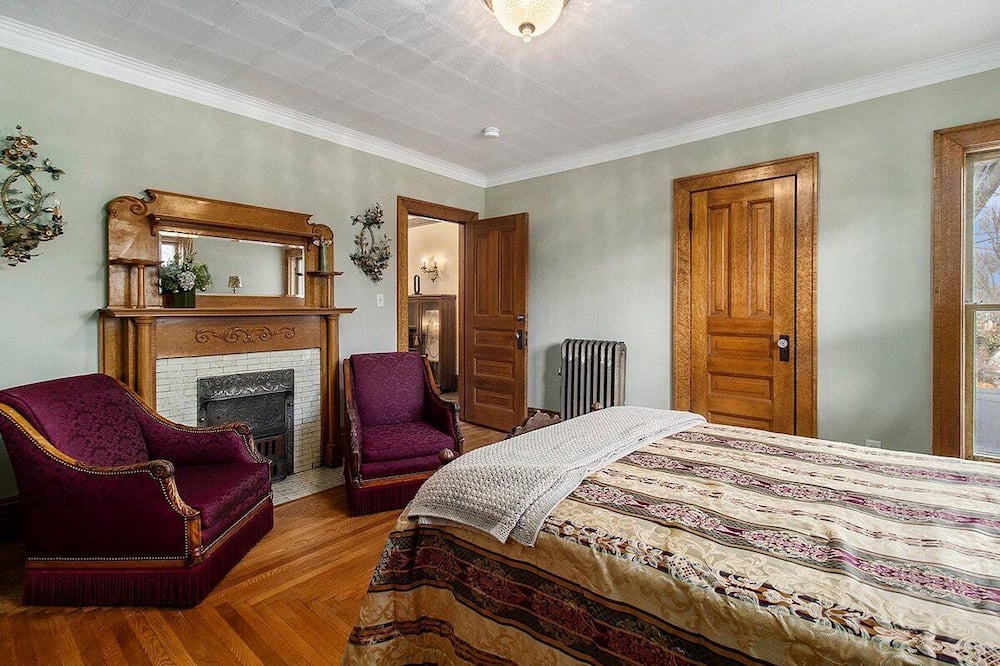 Manistee Bed & Breakfast | The Chandelier Bed & Breakfast ROOM#3