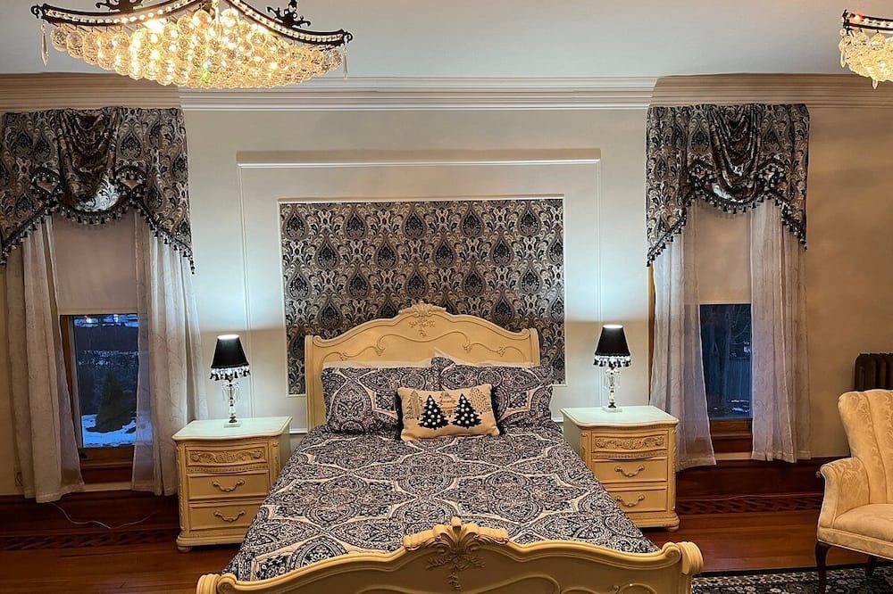 Manistee Bed & Breakfast | The Chandelier Bed & Breakfast ROOM#4