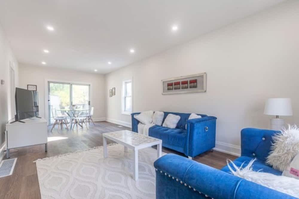 Clarkson House | Cozy,Fully Renovated Independent House Near Lake-4 bedrooms/2 baths-free parking