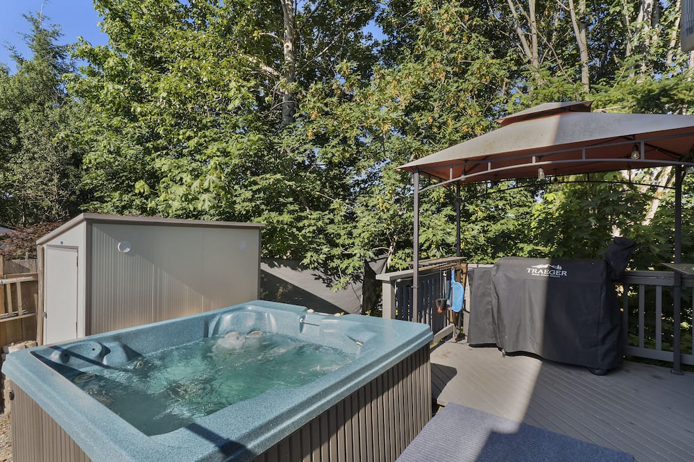 Milton House | Hot Tub Hideout Serenity in Scenic Milton, WA
