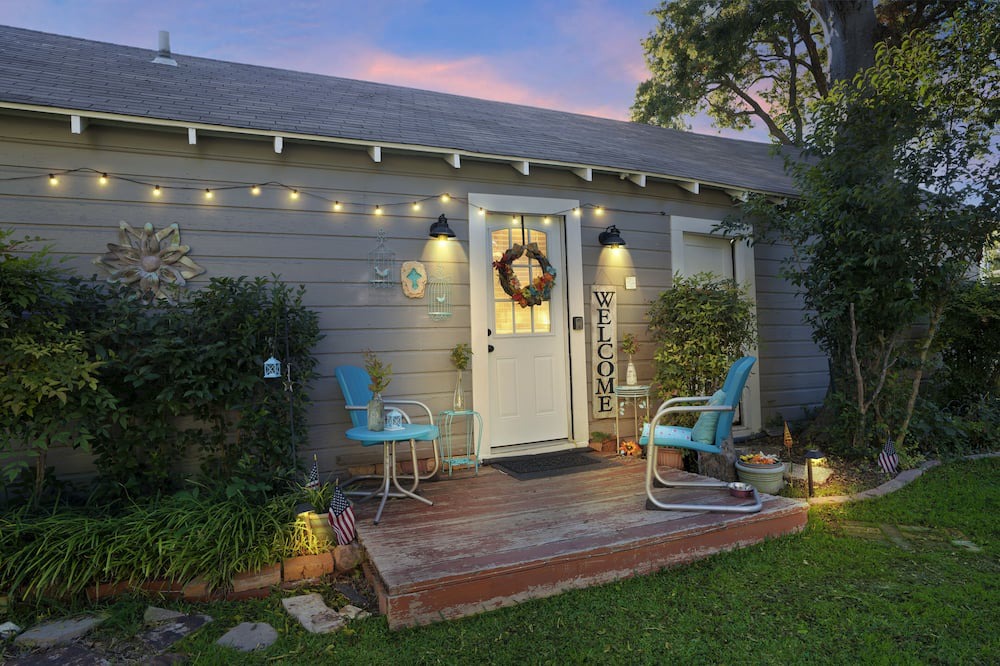 Waxahachie Cottage | Entire Cozy Cottage w/ Private Parking - Pet-friendly, too! by RedAwning