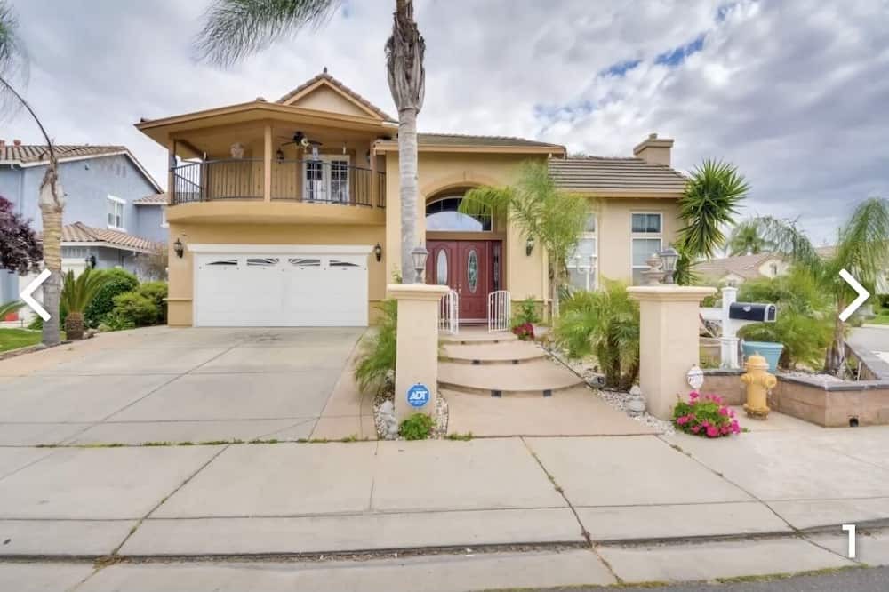 Atwater House | Spacious 7 bdrm home in Atwater. Sleeps 15! near UC Merced-