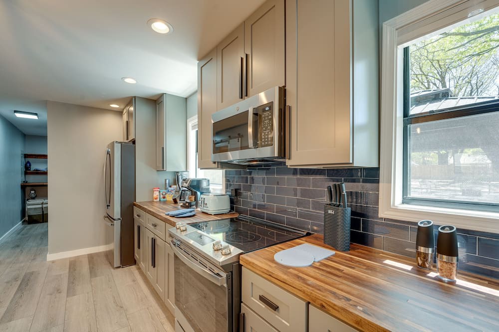 Parkway Village Cottage | Memphis Vacation Rental ~ 10 Mi to Graceland!