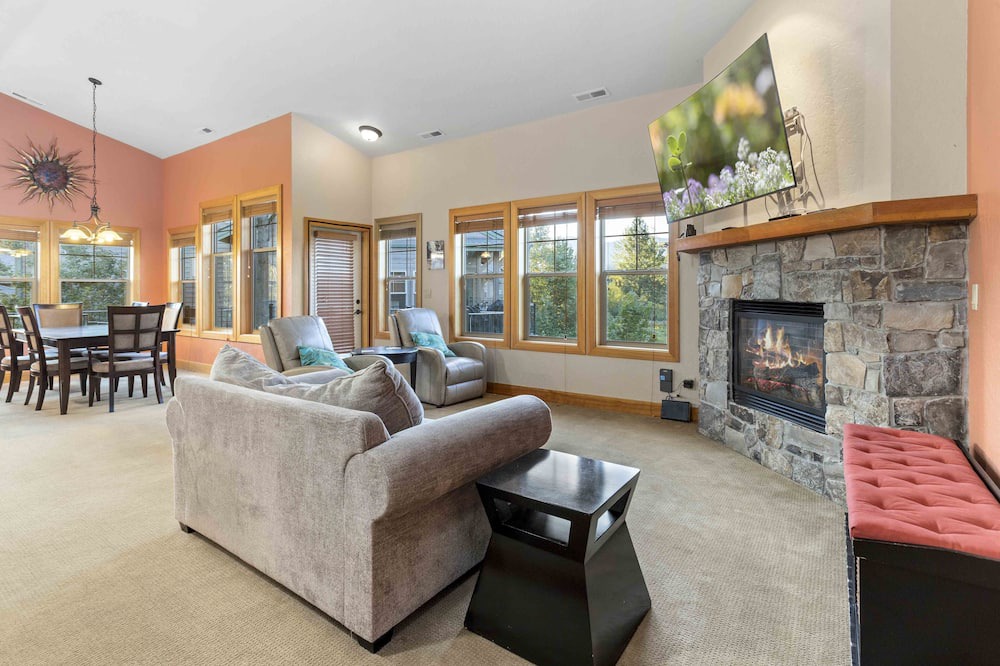 Dover Bay Condo | Make yourself at home in this 2-bed/2-bath Condo at Dover Bay