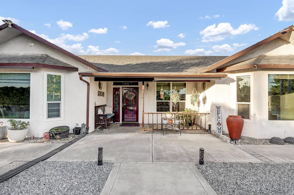 Hanford House | Beautiful Garden Home in Hanford
