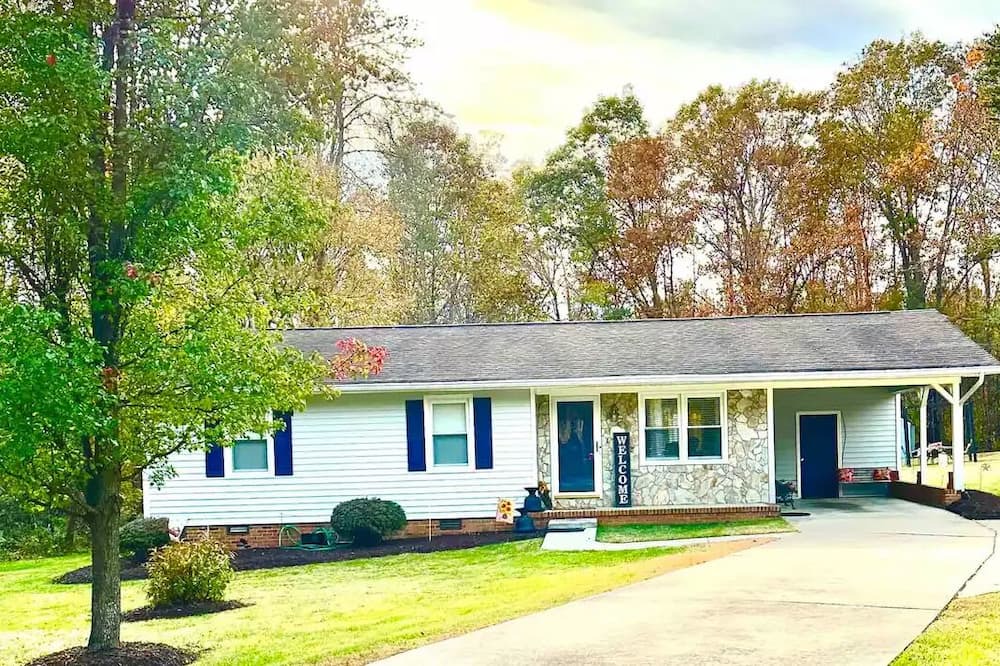 Cascade House | Secluded Oasis minutes from shopping Complimentary streaming services &CoffeeBar