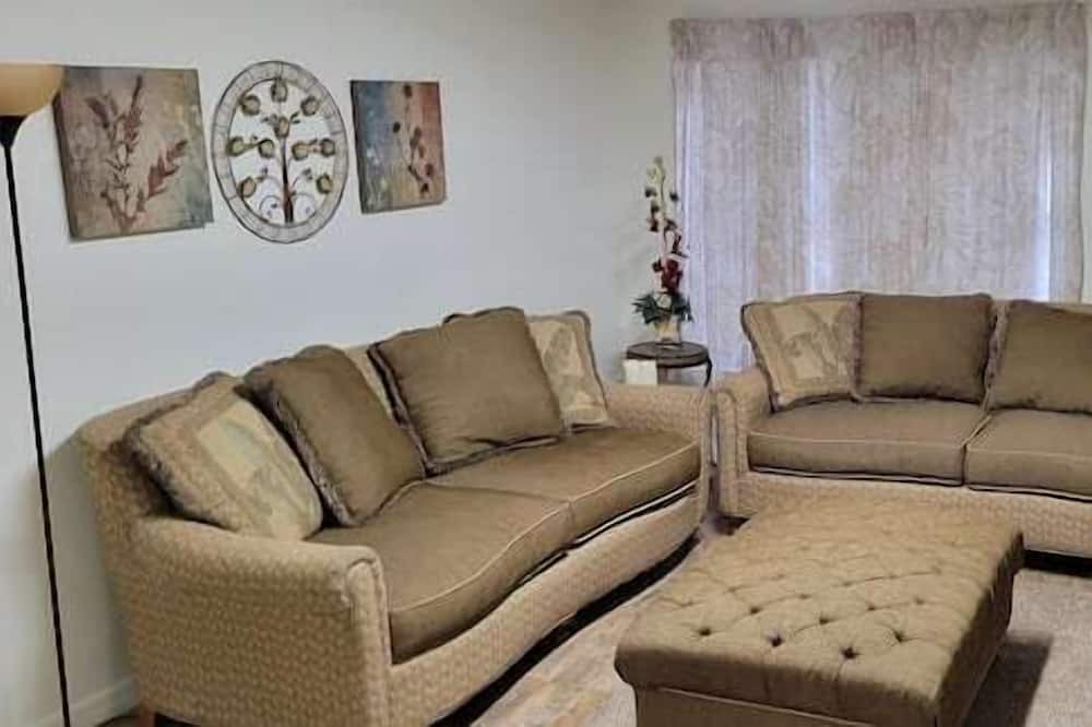 Harris Apartment | 2 Bedroom 764405 by Houzlet