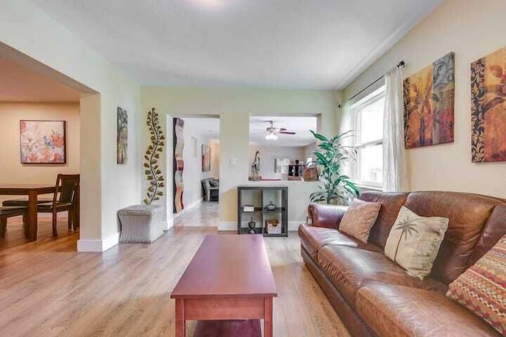 Plantation Apartment | 3 Bedroom 760686 by Houzlet