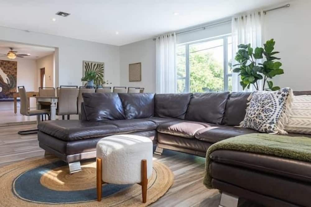 West Park Apartment | 4 Bedroom 757318 by Houzlet
