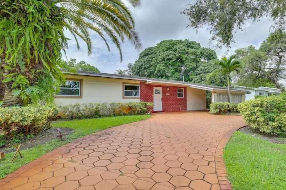 Plantation Apartment | 3 Bedroom 755387 by Houzlet