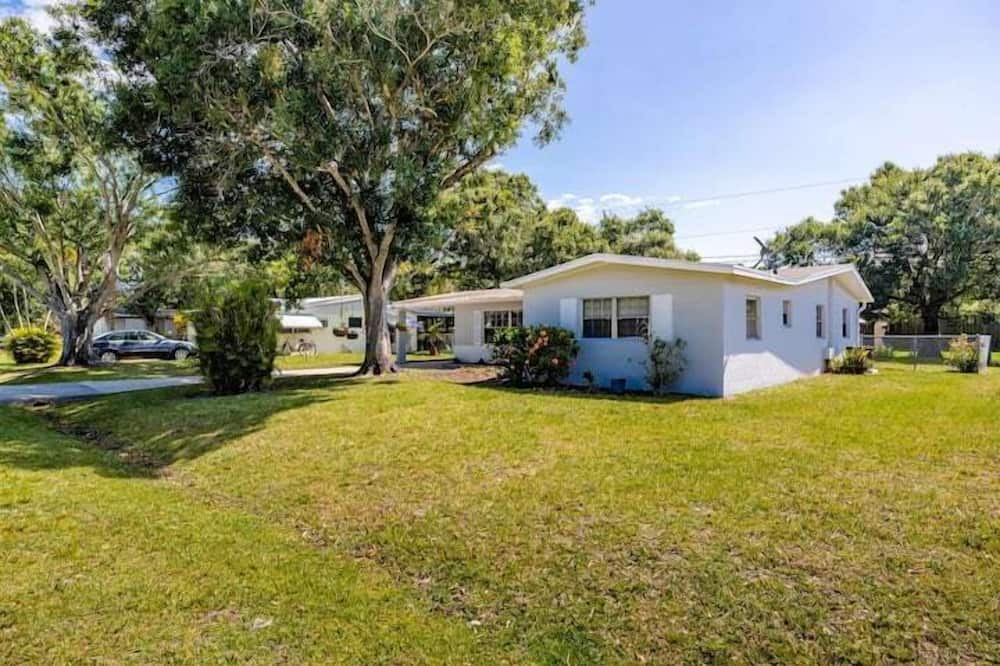 Vero Beach South Apartment | 3 Bedroom 745852 by Houzlet