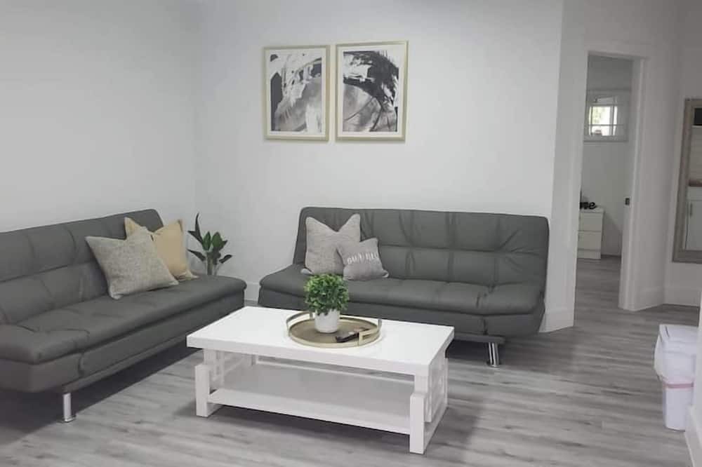 Parkside Apartment | 2 Bedroom 738281 by Houzlet