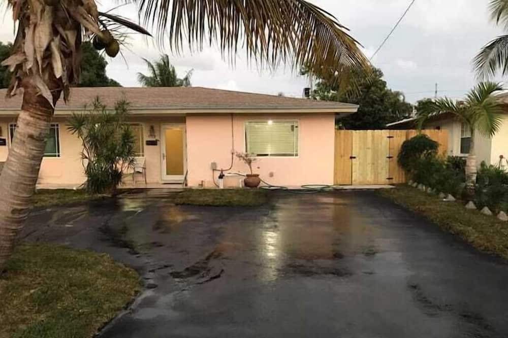 Colee Hammock Apartment | 2 Bedroom 736103 by Houzlet