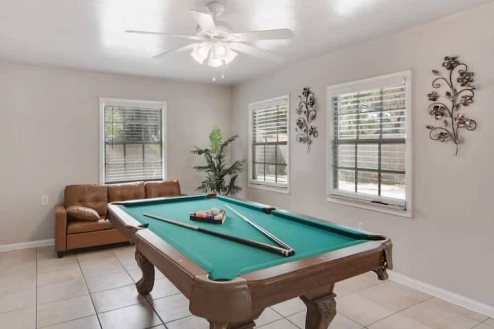 West Meadows Apartment | 4 Bedroom 737801 by Houzlet