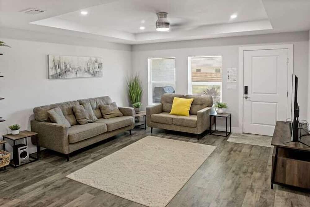 Warm Mineral Springs Apartment | 3 Bedroom 724700 by Houzlet