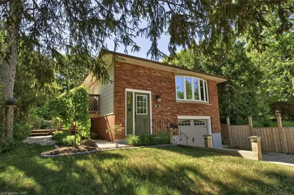 Hespeler House | Adorable 1 bedroom suite with kitchen & fireplace