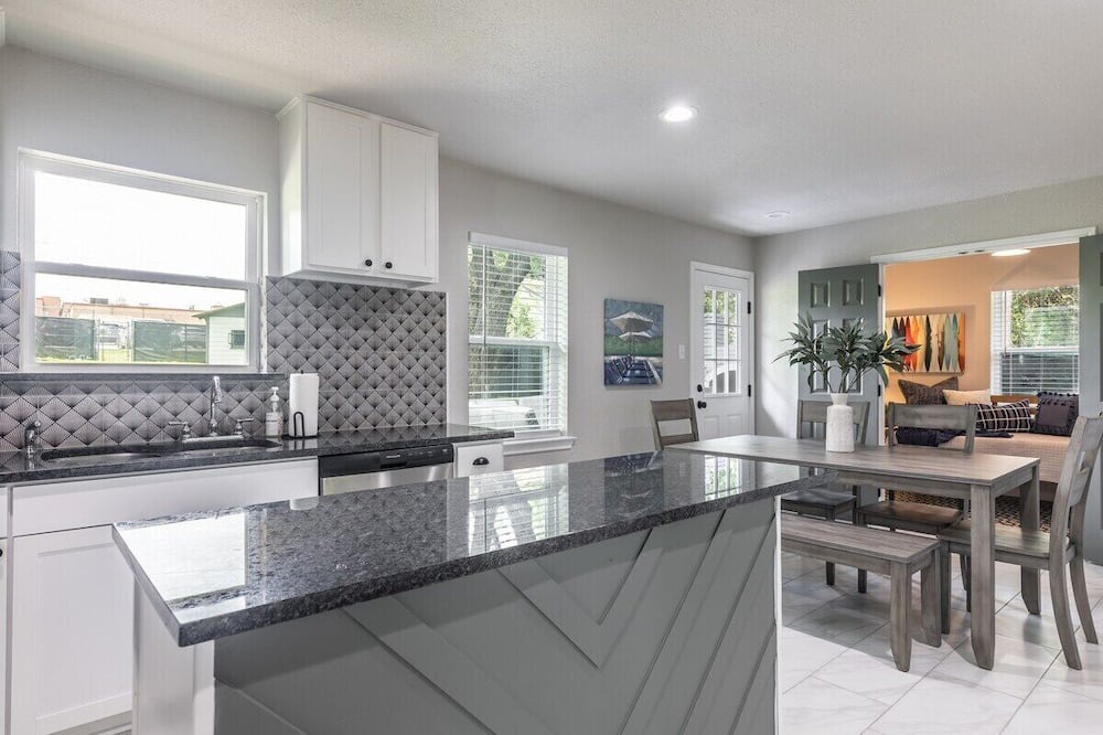 Dallas House | Bright and Stylish Home - 10 Min to Downtown!