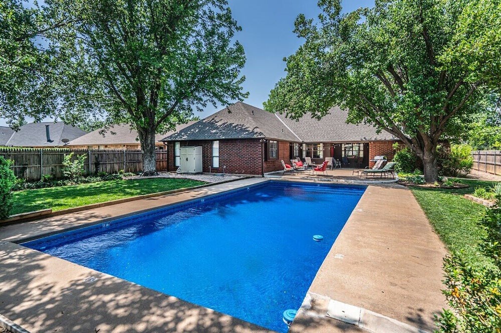 Edmond House | Spacious Home / Swimming Pool / Quiet Neighborhood
