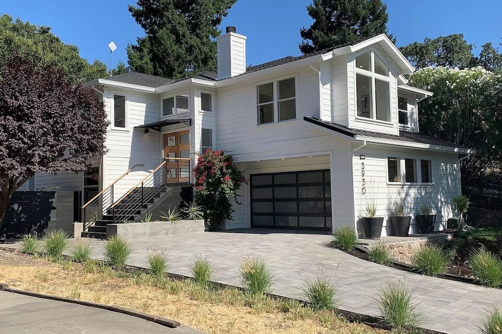 Emerald Hills House | 4 Bd/ 3Ba - Sleek, Modern, Remodeled Home