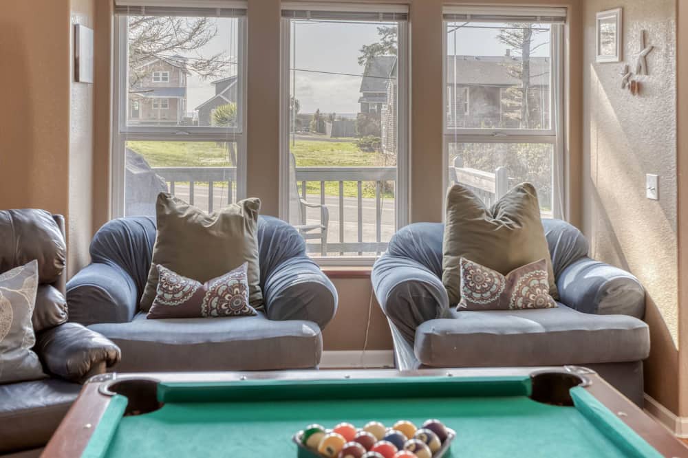 Downtown Cannon Beach House | Near the Beach with TVs, Foosball, Ping-Pong and Pool Tables!