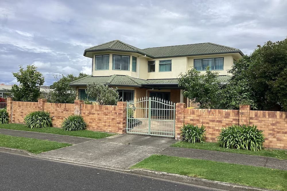 Whakatane House | The Palms.