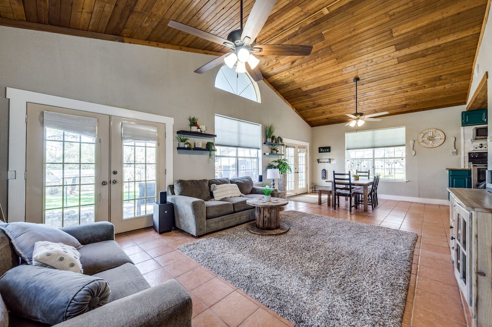 Vance Jackson Cottage | Charming Guesthouse-Centrally Located
