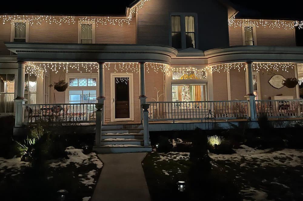 Manistee Bed & Breakfast | The Chandelier Bed & Breakfast