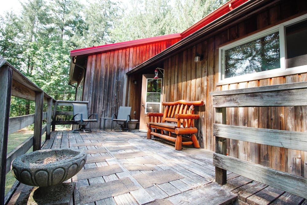 Sproat Lake House | Country home at BC's Best Lake! Hot tub, nature views and lake access.