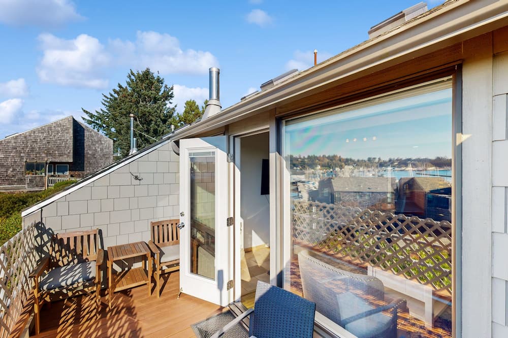 Historic Bayfront Condo | Bay-view condo with indoor pool, hot tubs, gym, crabbing area, & balcony