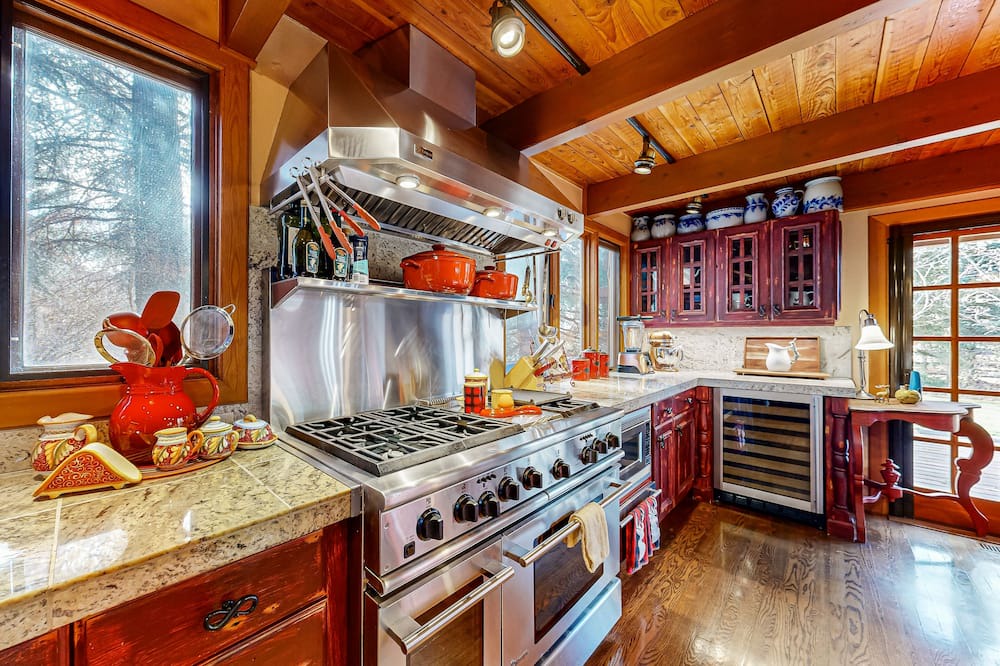 Hailey Cabin | Dog-friendly cabin with fenced yard, deck, sunroom, fireplace, & W/D