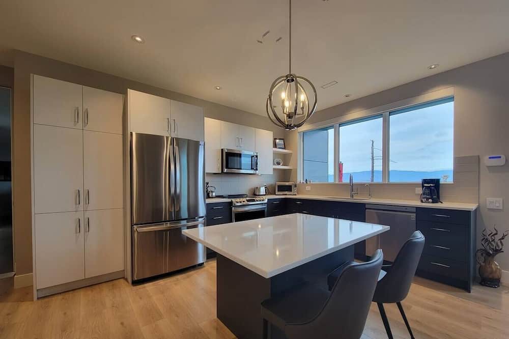 Southwest Mission House | Cozy getaway with panoramic lake view