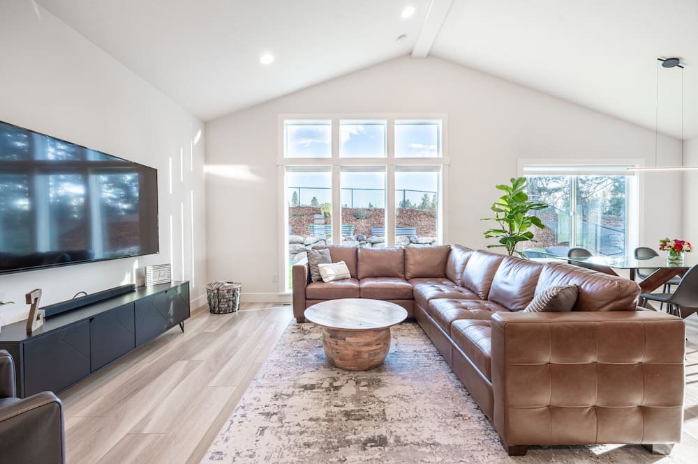 Latah Valley House | Beautiful Spacious Modern Home