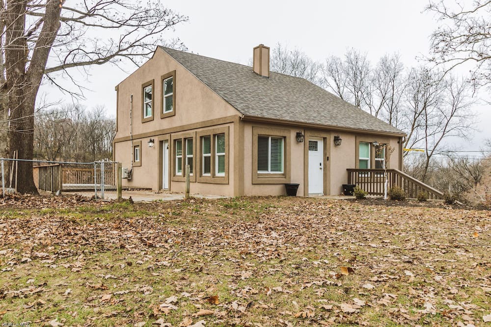 Kansas City House | 10 minutes to Kansas City downtown! Family size cabin, with game room & deck