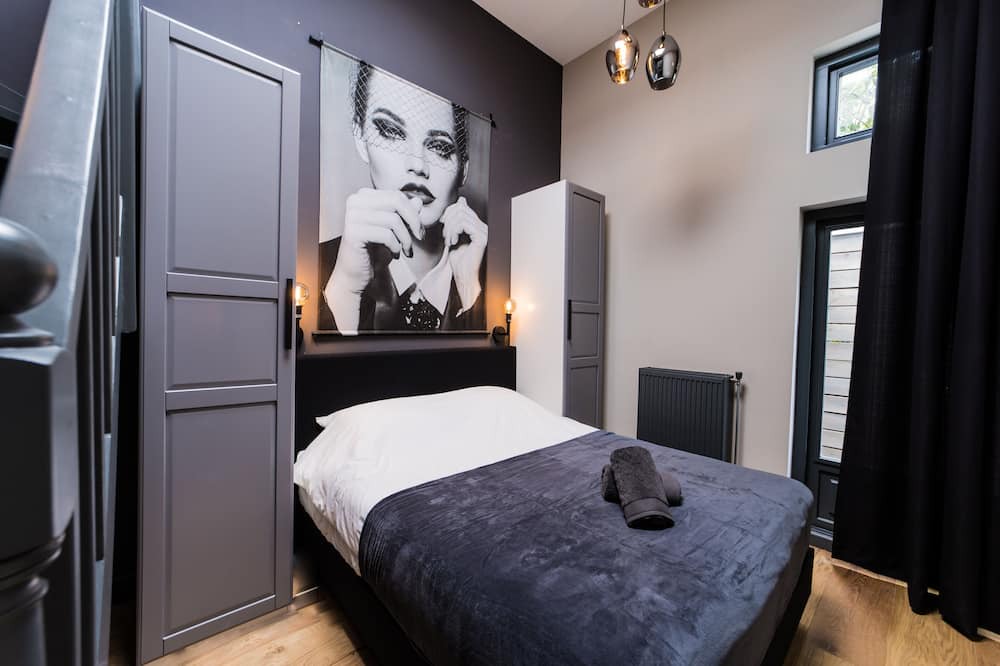 Zuidwal Apartment | Haya Historic - 'pinot Noir'