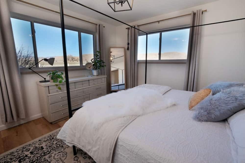 Wellington House | Nine Mile Ranch | 4BR, Views, Fireplace, Office