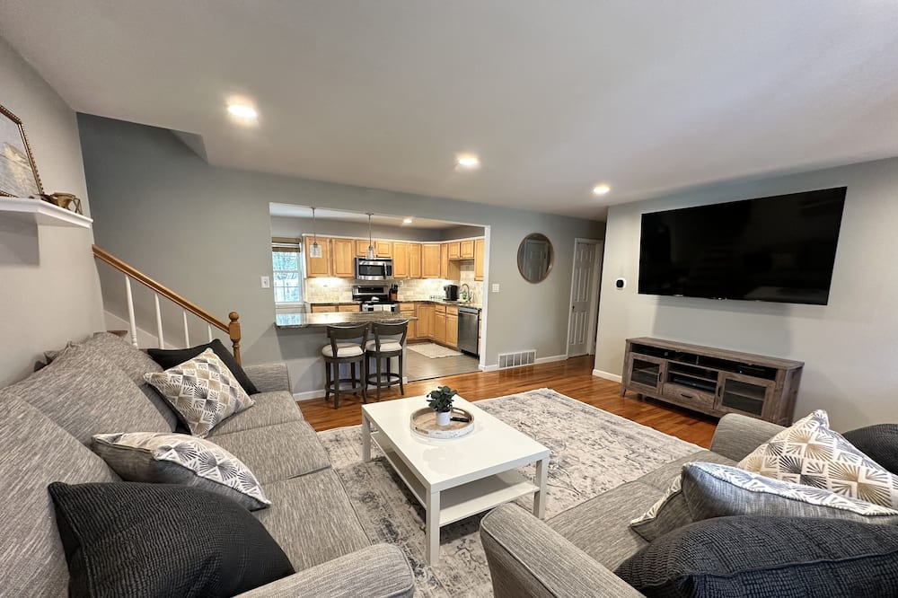 Geyser Crest House | Home away from Home in Saratoga! Private fenced in back yard and Dog Friendly!