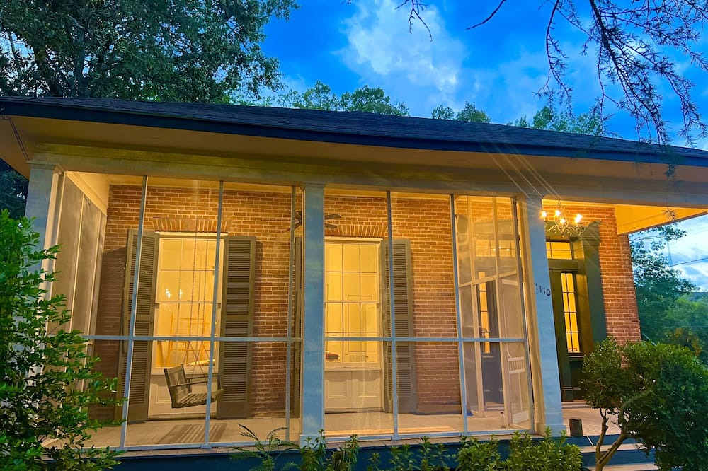 Vicksburg House | Massey’s on Crawford- The King Suite
