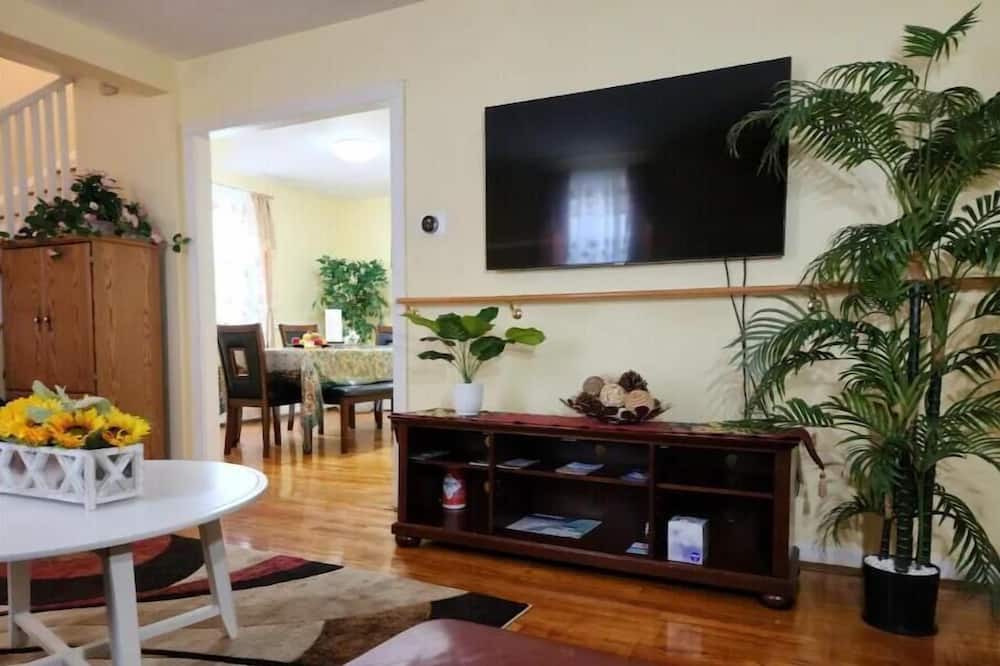 Middletown House | Comfortable Yellow House