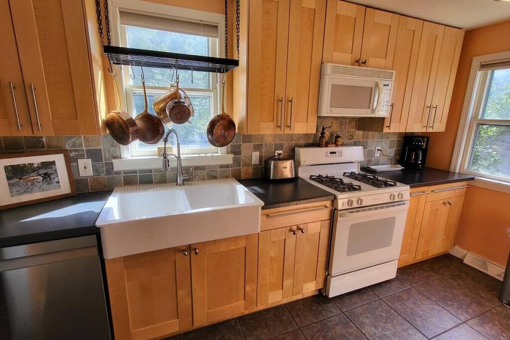 Lyndhurst House | Cute 3 b 1 b Family home in Cle