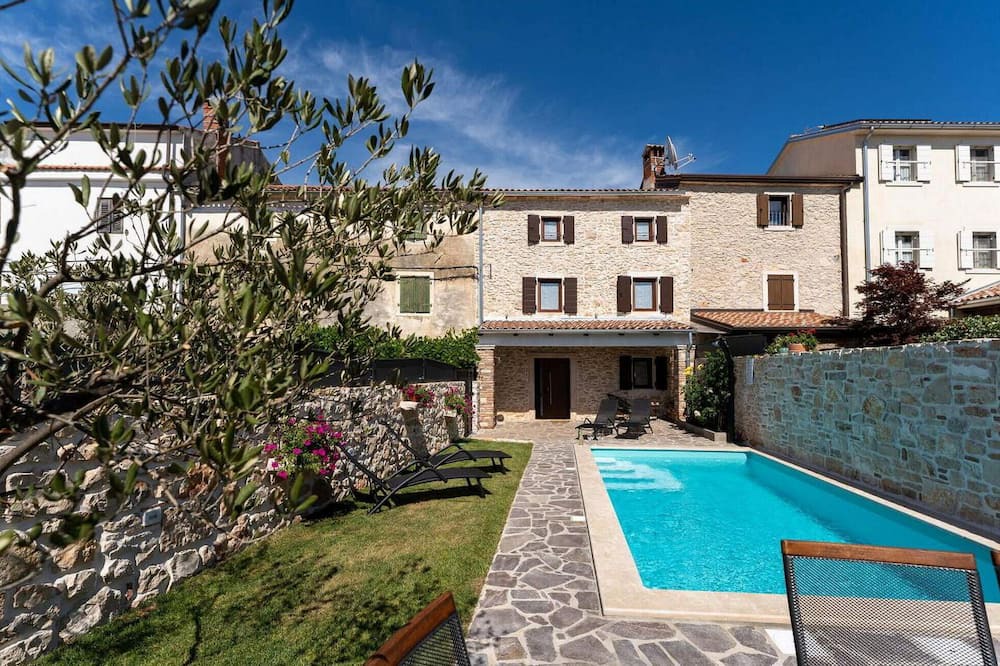 Cepljani House | Villa Stonehouse is a nice rustic terraced house only 3,5 km from the sea and the town Umag.