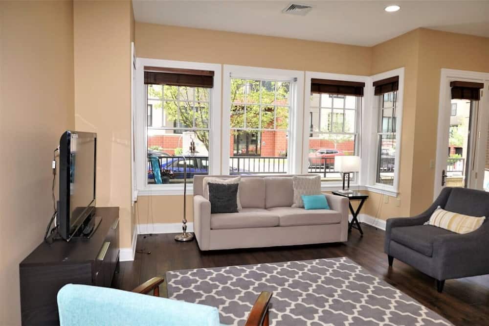 Saratoga Springs Condo | Classy Open Concept Condo