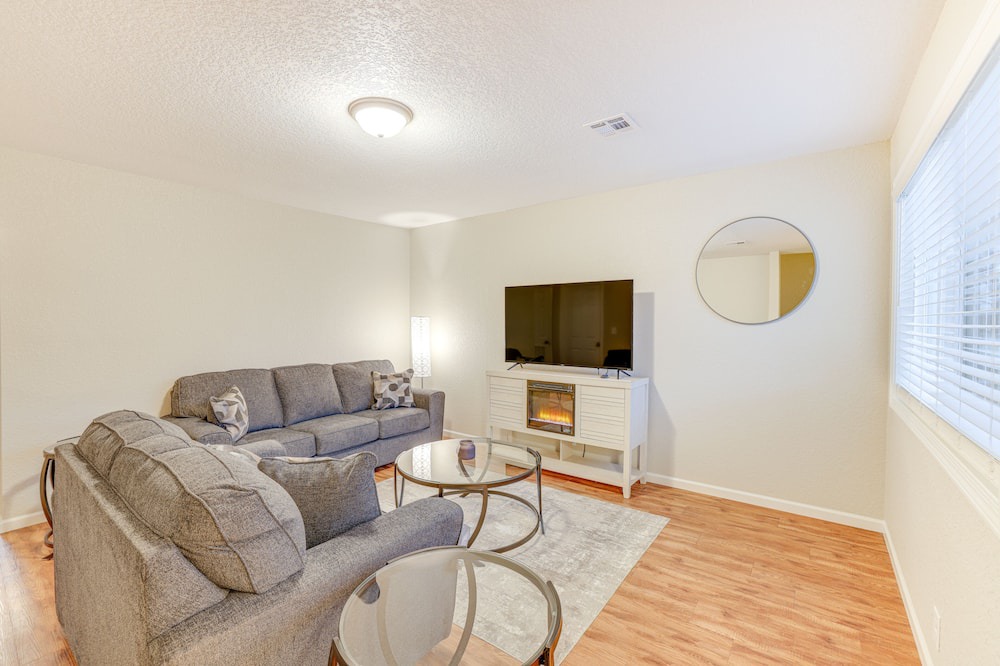 Joplin House | Newly Renovated Joplin Townhome w/ Fireplace