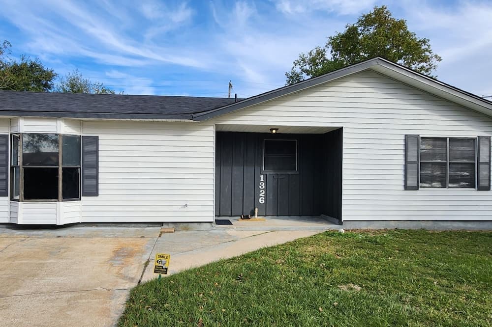 Orange House | Remodeled 4-bedroom 3 full bath 3 min. Walmart, restaurants, chem. / refineries.