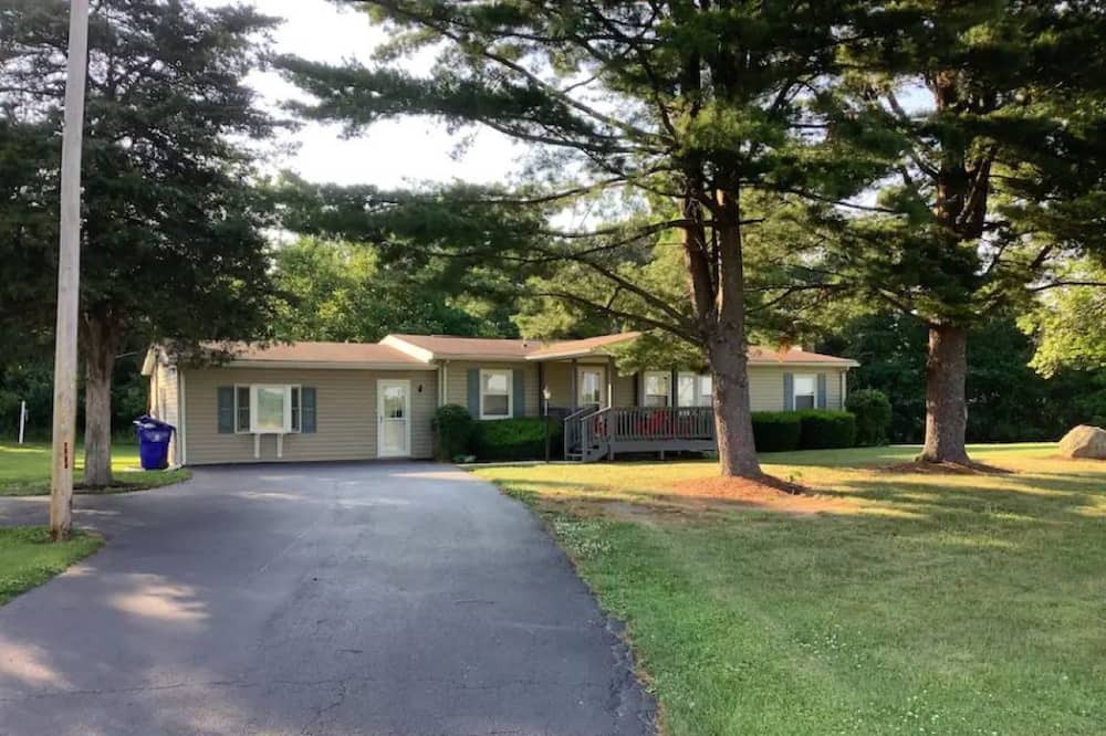 Gettysburg House | Beautiful Private Home on 2 Acres in Gettysburg - Pet Friendly!