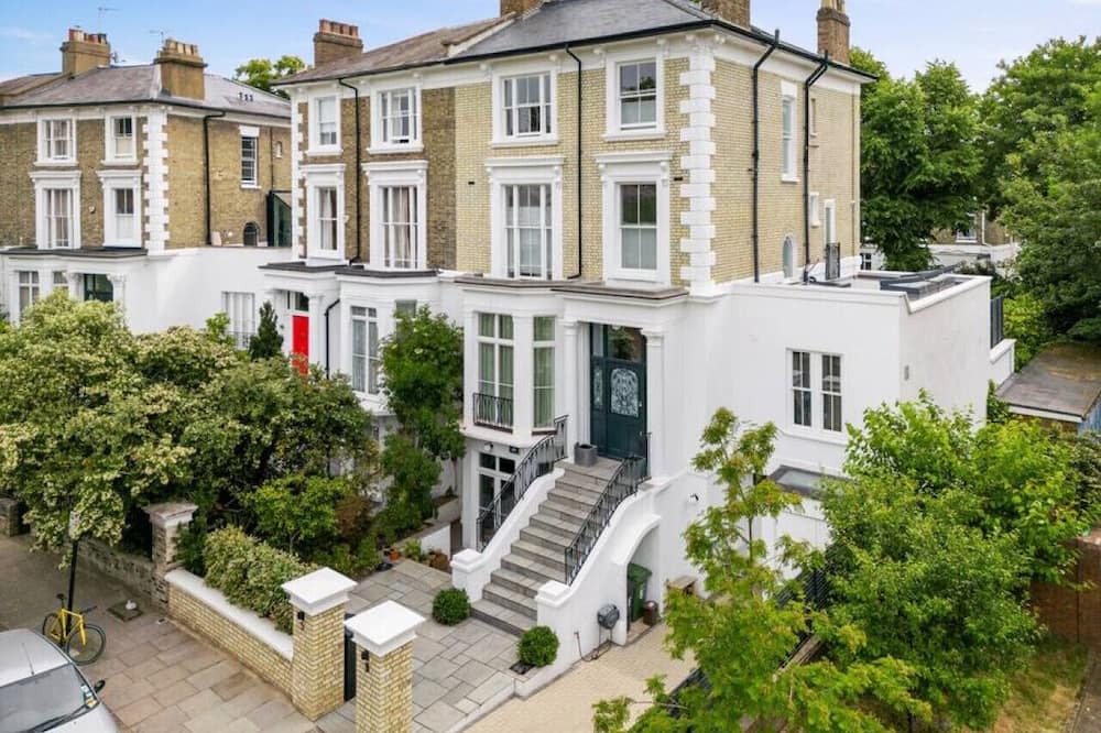 Belsize Park House | Stunning 6 Bedroom Home with Gym, Hot Tub & Garden