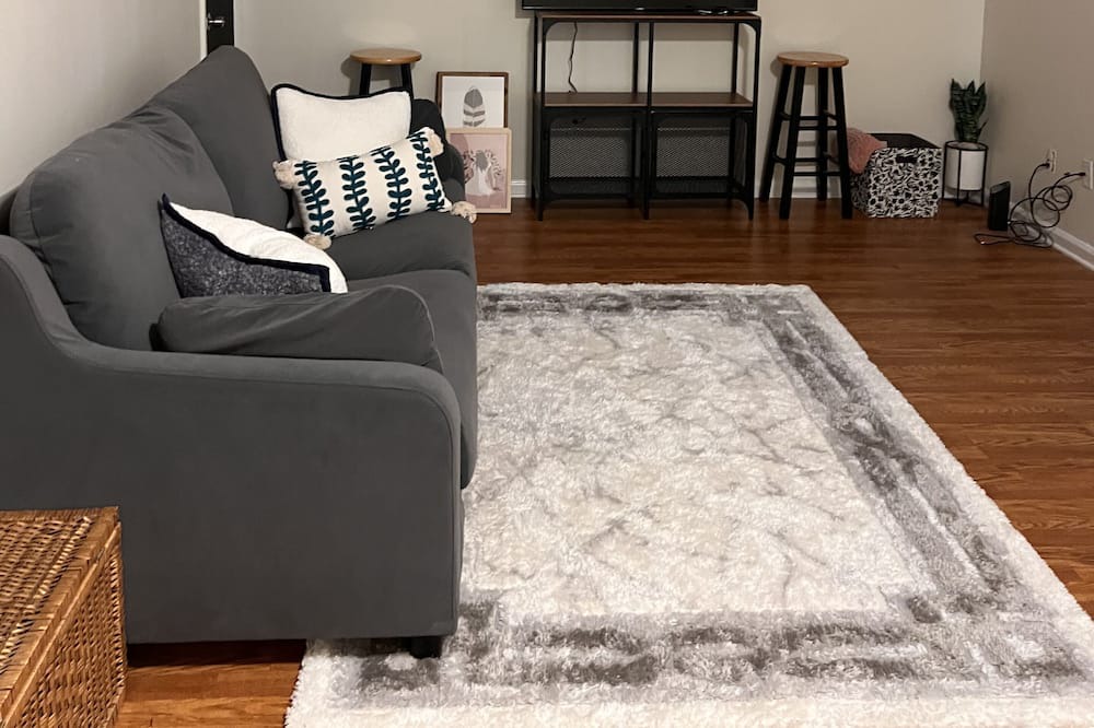 Hampton House | COZY CONDO W/LAKEVIEW! CLOSE TO COLISEUM, BEACHES, AND PENINSULA TOWN CENTER
