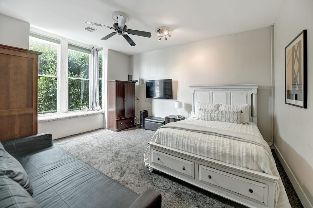 Cow Hollow Apartment | 4 Bedroom flat in ideal location by upscale shops, cafes. Fast WiFi