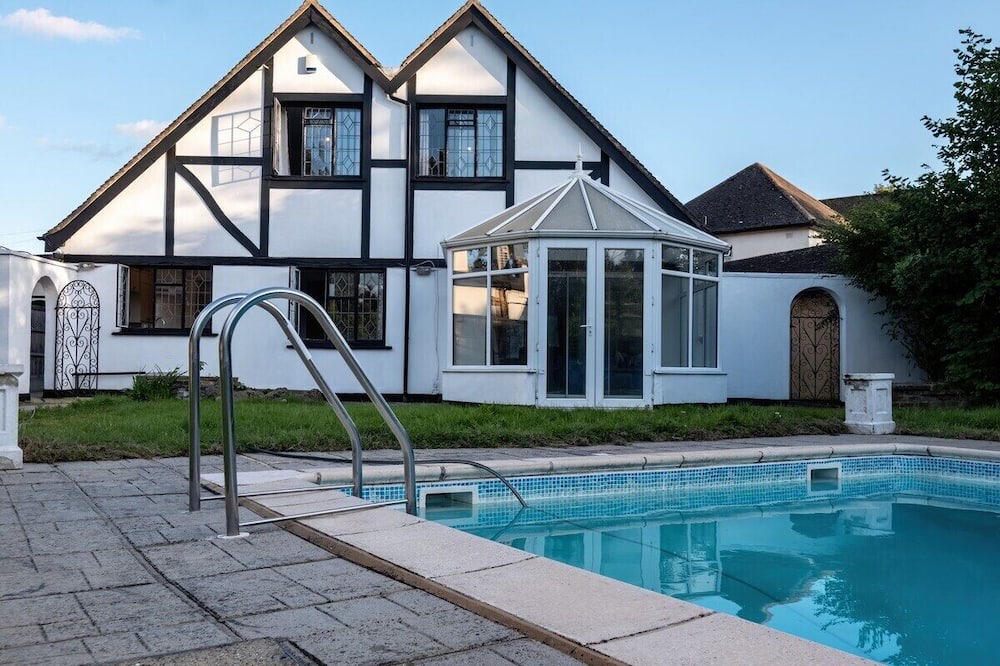Squirrel's Heath House | Modern villa, sleeps 10, 2 bathrooms, park 3 vans